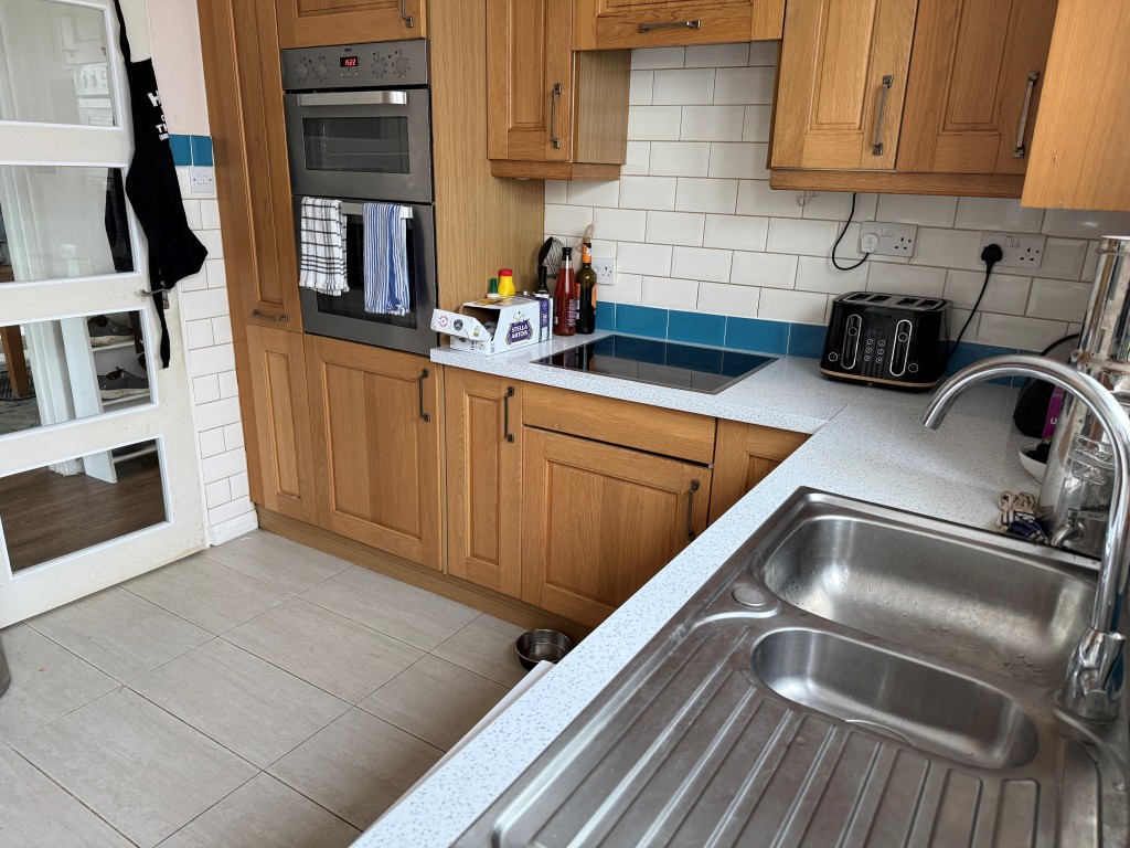 Lot: 137 - BUNGALOW WITH POTENTIAL IN FAVOURED LOCATION - Kitchen with fitted units